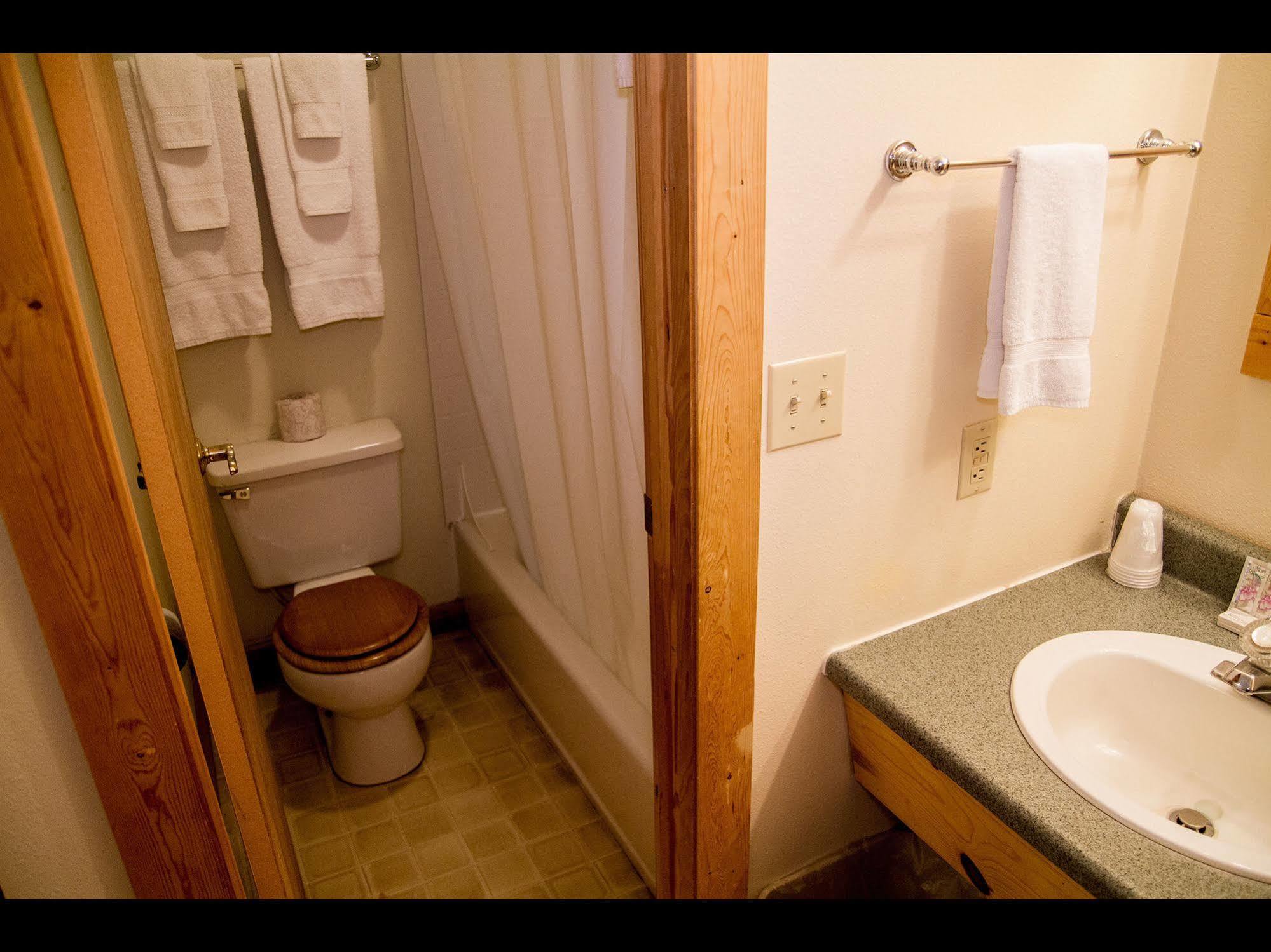 أشفورد Whittaker'S Motel & Historic Bunkhouse المظهر الخارجي الصورة